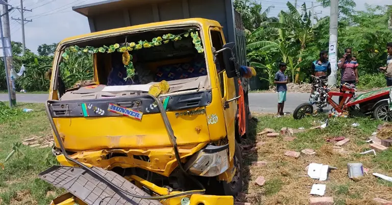 জব্দকৃত ট্রাক ও দুর্ঘটনাগ্রস্ত ভ্যান